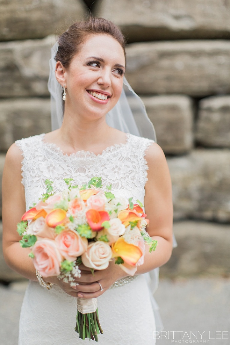 bride holding pastel bouquet at the Marshes Gold Course in Ottawa