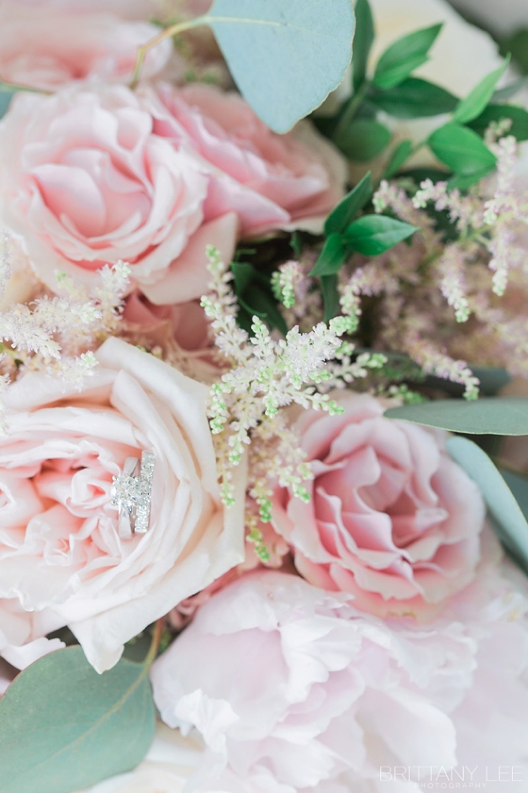 Bridal bouquet with wedding rings